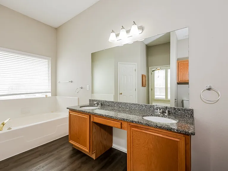 300 Stone Creek Blvd — Photo 12