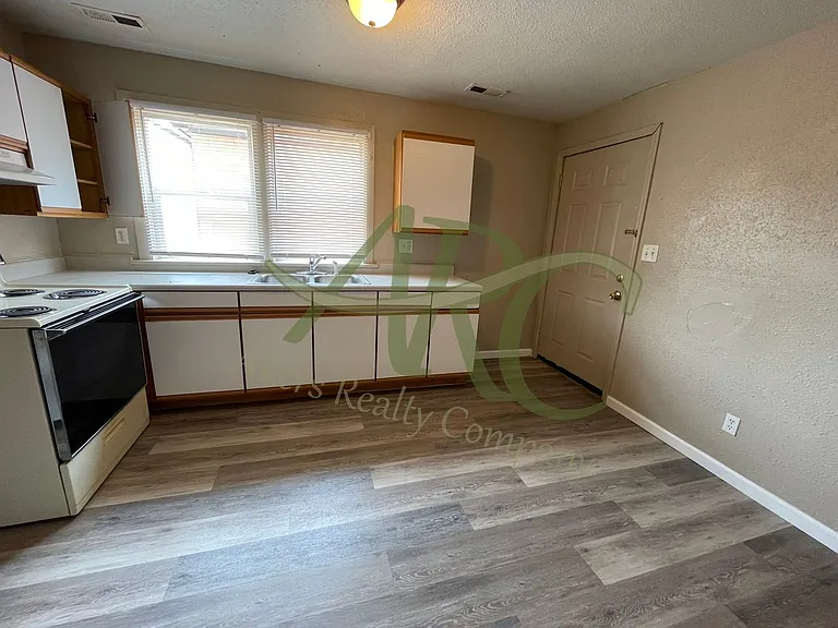 511 W 12th St — Photo 5