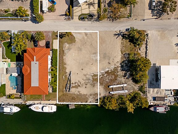 2nd image of 613 Island Dr