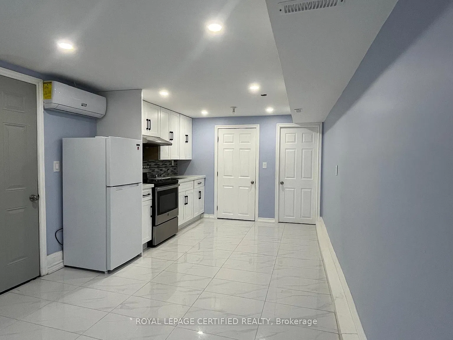 Studio, $899 — Photo 1