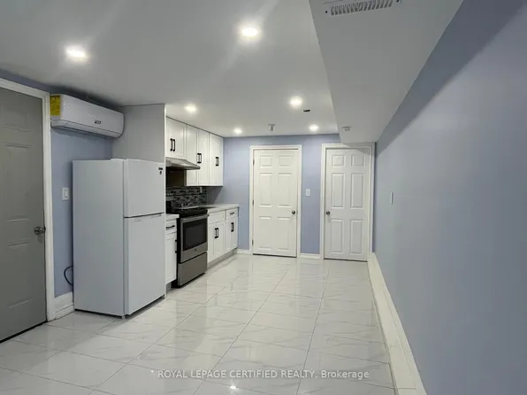 818 Garth St, Hamilton, ON L9C 4K5