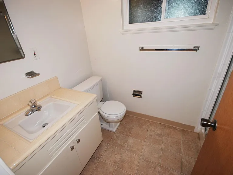 1209 Bellevue Av. — Photo 10