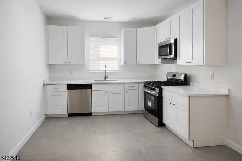 4 bed, 1.0 bath, $2,600 — Photo 3