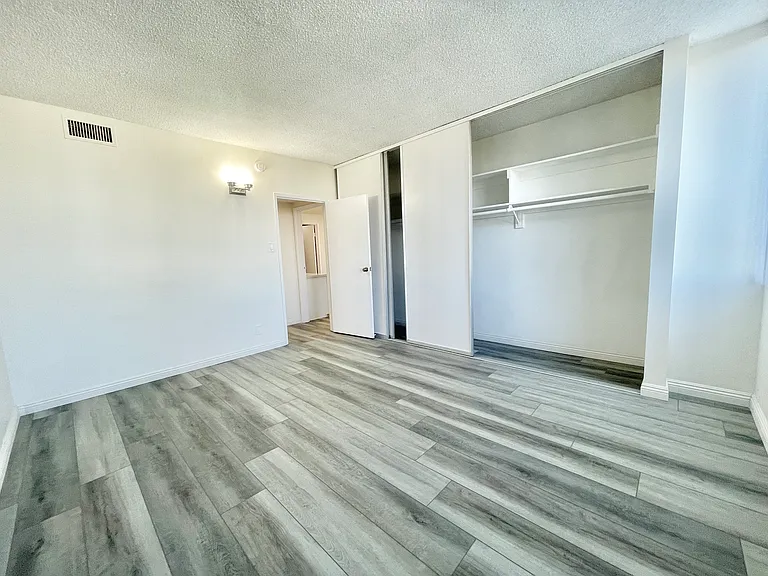 Occidental Towers Apartments — Photo 155