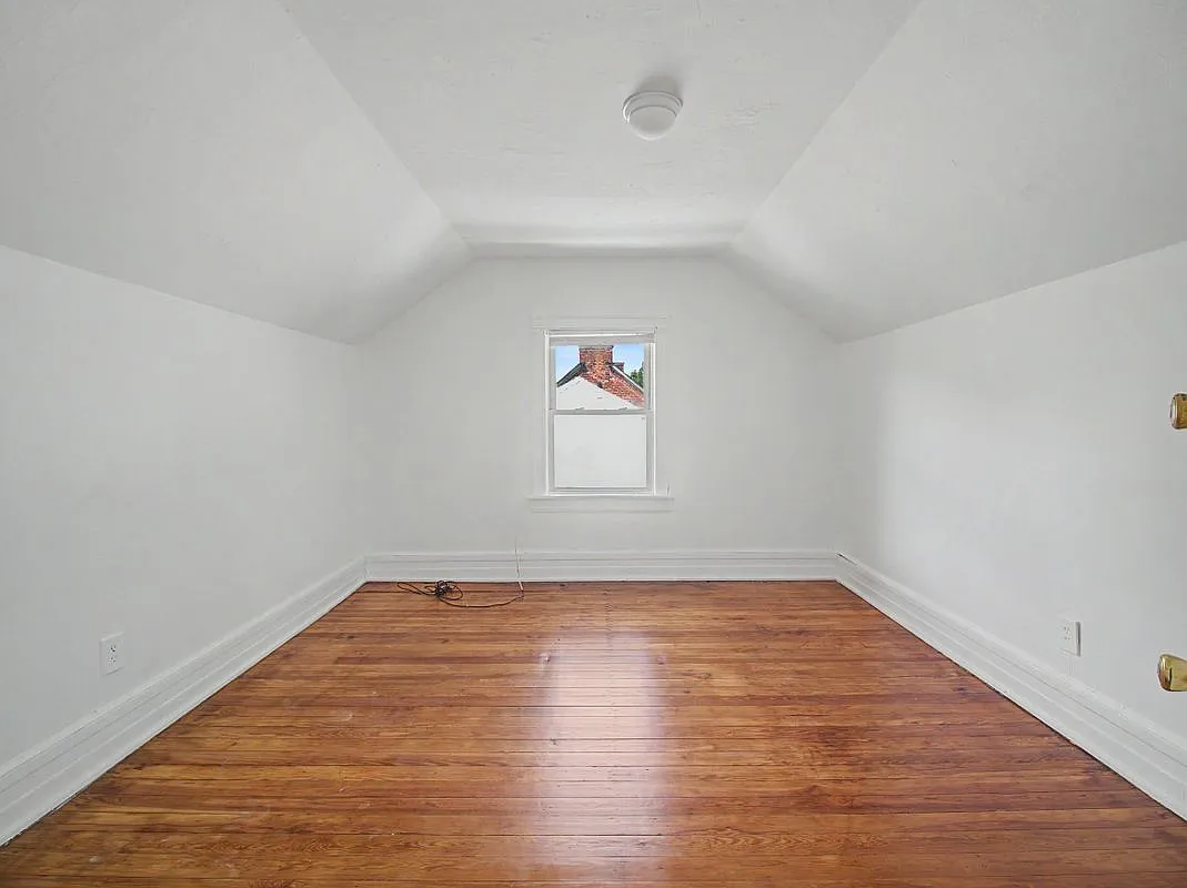 5 bed, 1.5 bath, 1645 sqft, $3,100 — Photo 2