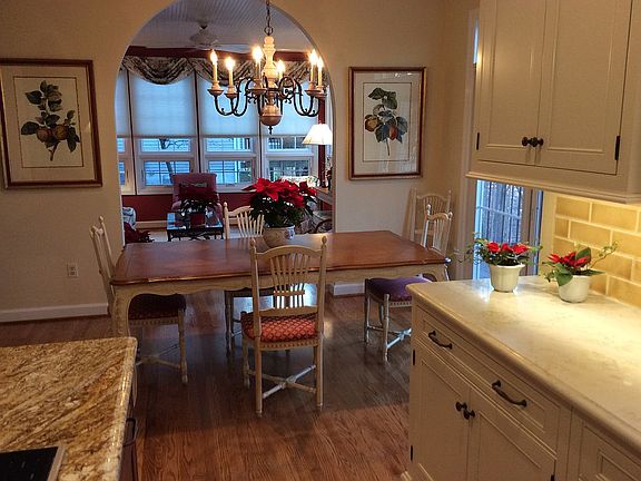 Kitchen eating area