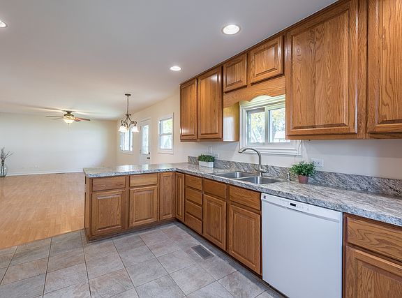 4th image of 213 Cypress Dr