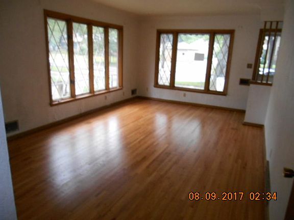 5th image of 1076 Rose Ave E