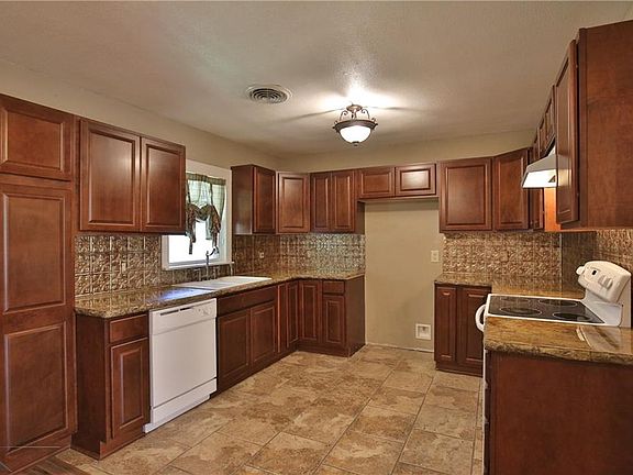 2nd image of 3210 Sherry Ln