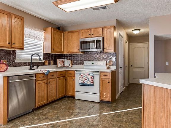 4th image of 3404 Elmwood Cir