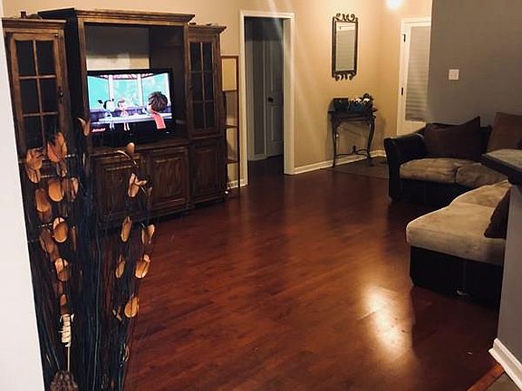 2nd image of 214 Southern Cir