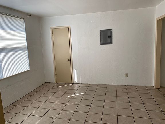 4th image of 506 SW 24th St Unit 4