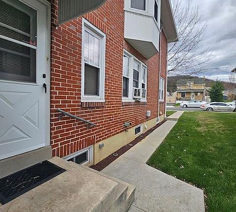 Side entrance to 1st floor apartment.