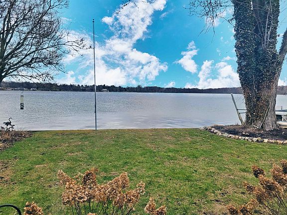 2nd image of 10696 N Grove Rd