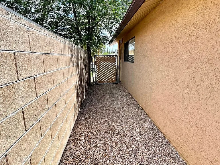 2021 Chambers Ave — Photo 32