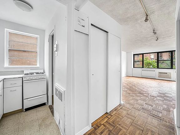 3rd image of 110 E 36th St APT 5A