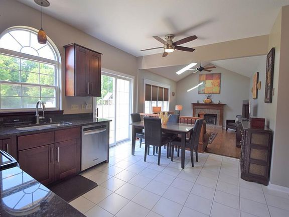 5th image of 27065 Glenside Ln