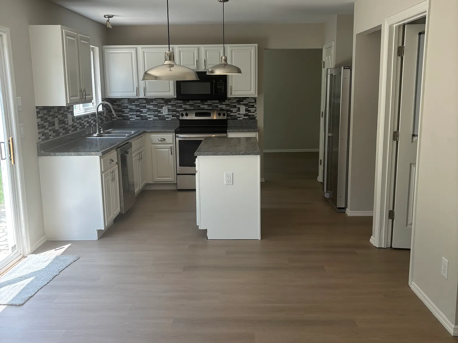 4 bed, 2.5 bath, 1976 sqft, $2,500 — Photo 1