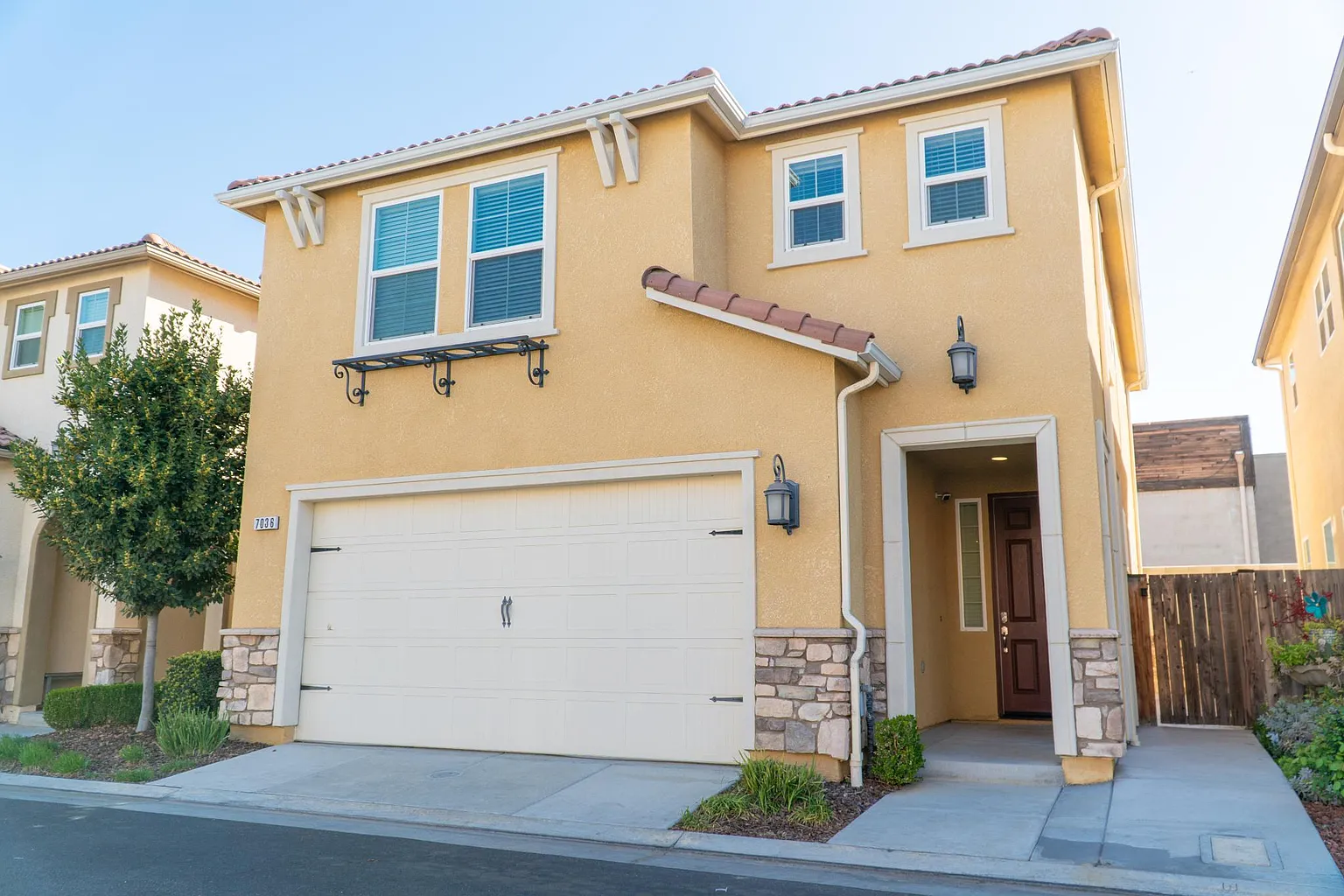 7036 N Refinement Dr photo 1