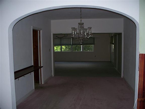 4th image of 939 Carlton Ave