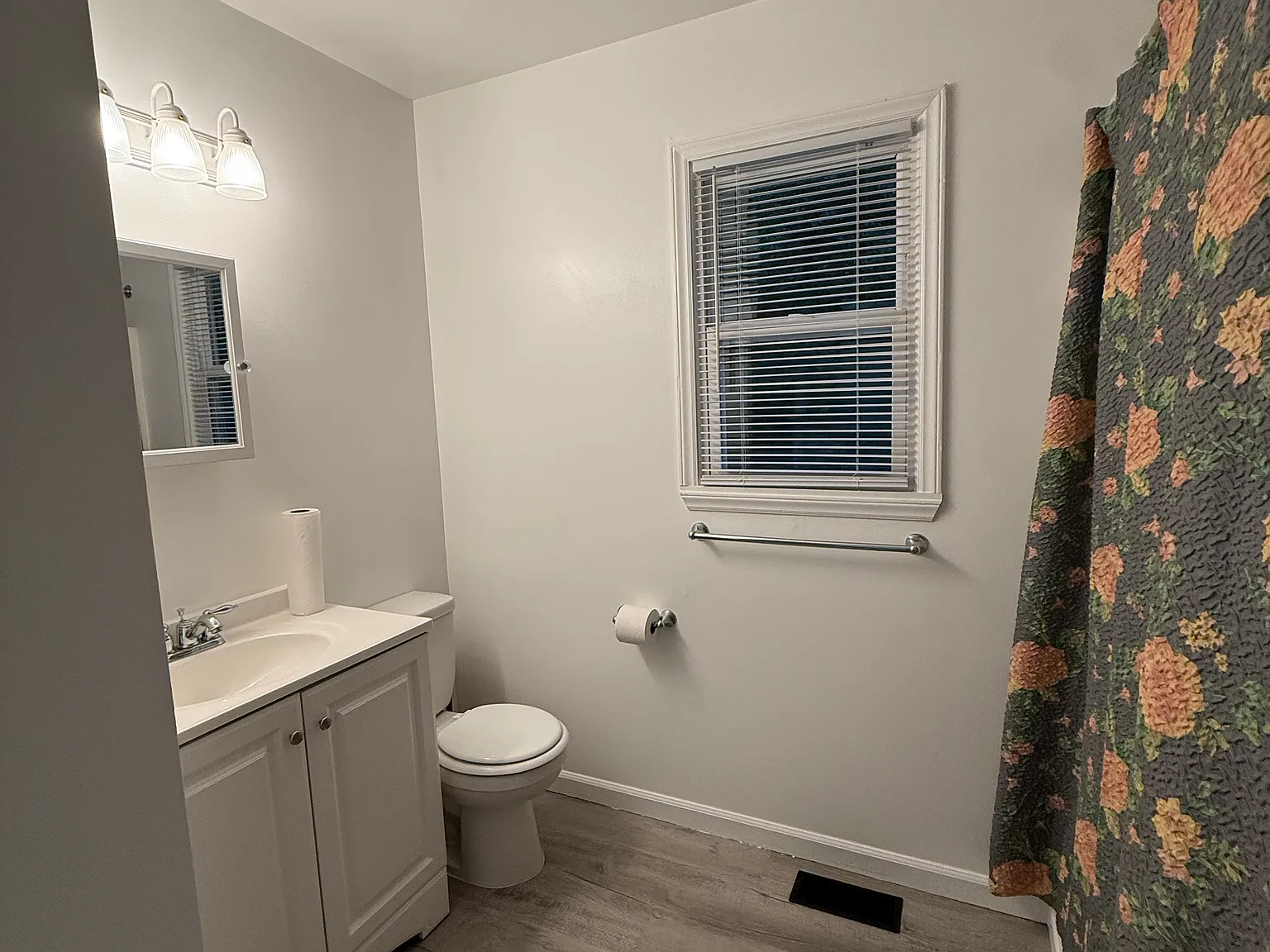 2 bed, 884 sqft, $1,300 — Photo 4