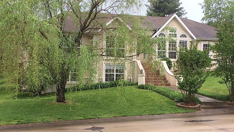 1st image of 1613 Greenbrier Dr