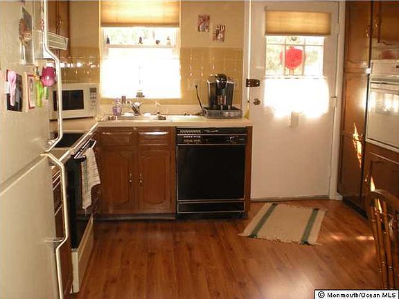 2nd image of 15 Edinburgh Lane #C