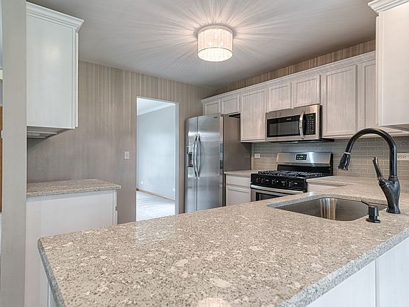 2nd image of 4814 Lobelia Ln