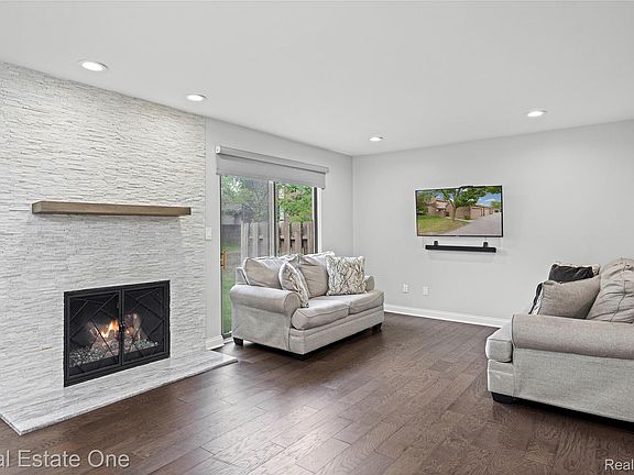 5th image of 5345 Wright Way W