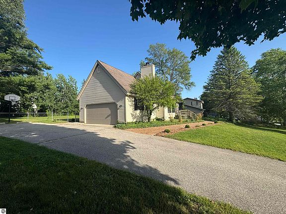 2nd image of 726 Highland Park Dr