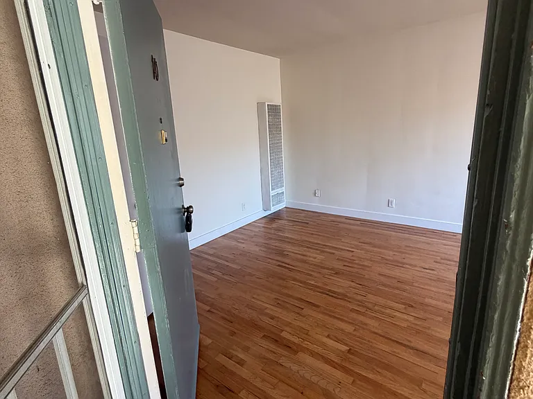 4930 Woodman Ave #10 — Photo 3