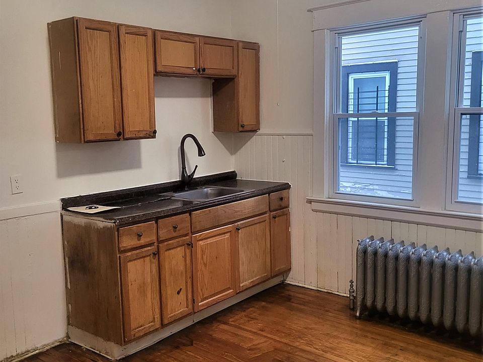 1st image of 158 Eaton St #1