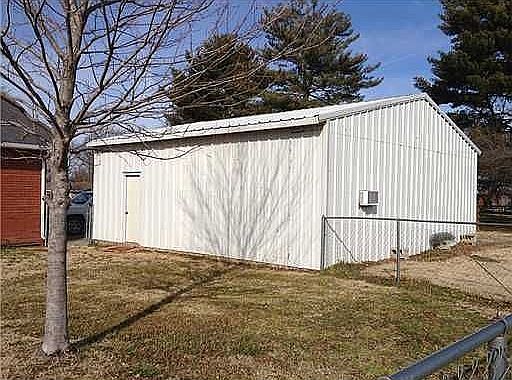 4th image of 3417 N East Dr