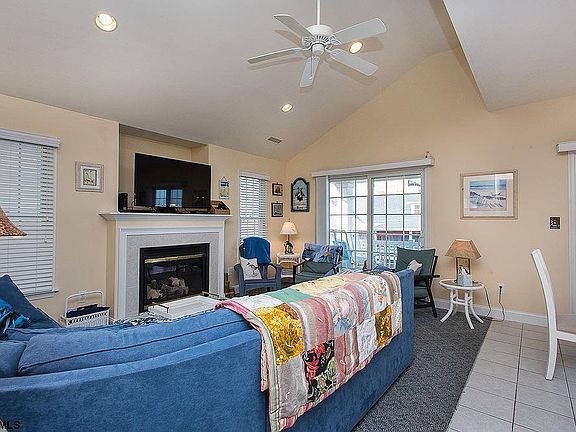 4th image of 824 Moorlyn Ter #2