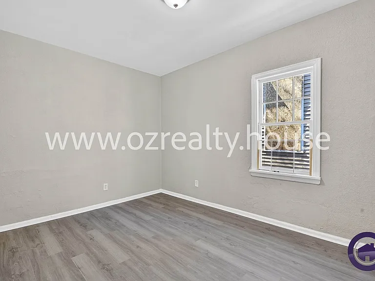 160 Bronson Ave — Photo 16