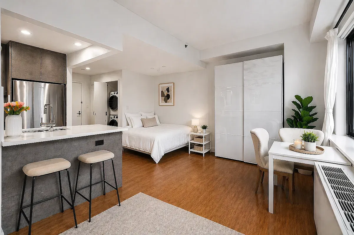 305 West 16th Street — Photo 2