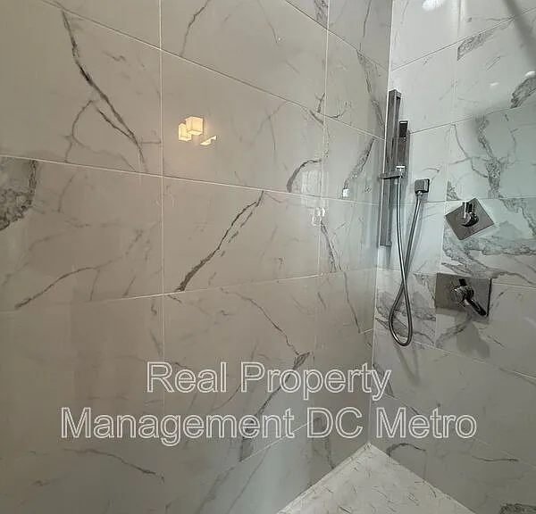 804 21st St NE — Photo 3