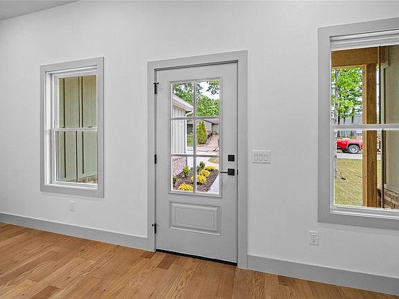 5th image of 40 Radcliffe Dr