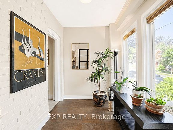 4th image of 379 Davisville Ave
