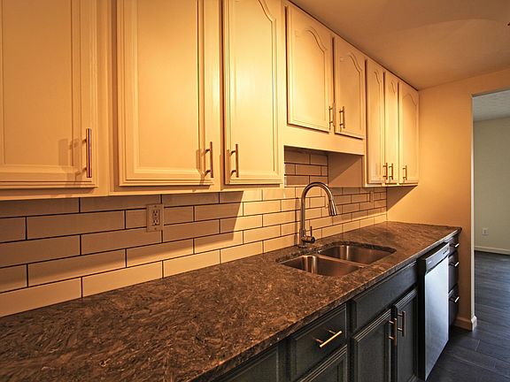 3rd image of 183 Corbins Mill Dr