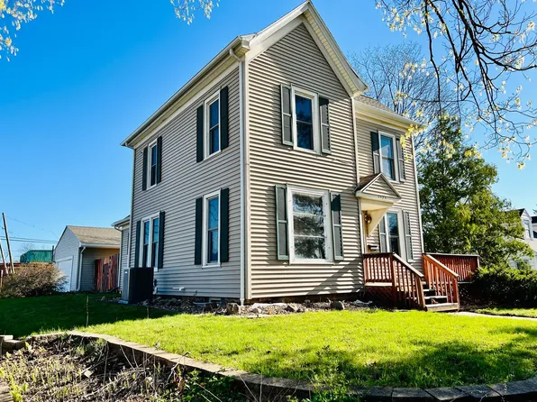 1323 W 2nd St, Cedar Falls, IA 50613