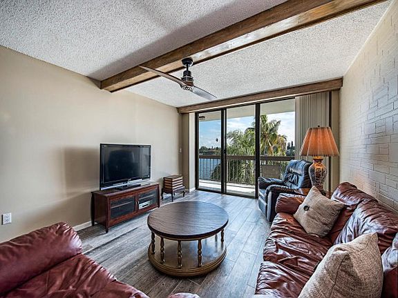 4th image of 601 Seaview Ct APT C305