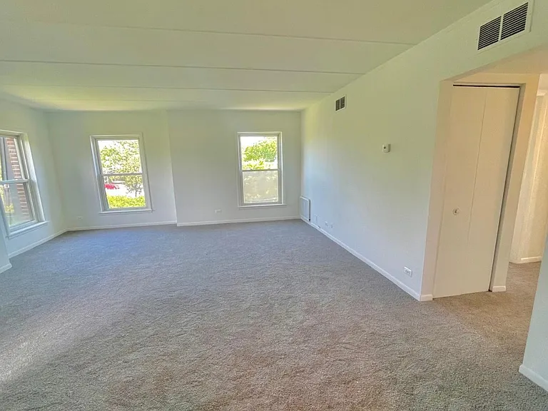 2610 Oakton St #9W — Photo 2