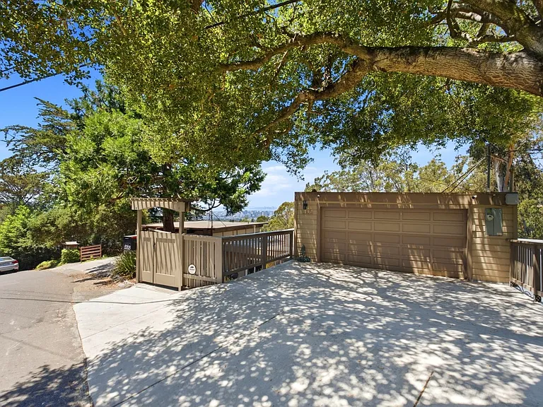 2323 Mastlands Dr — Photo 10