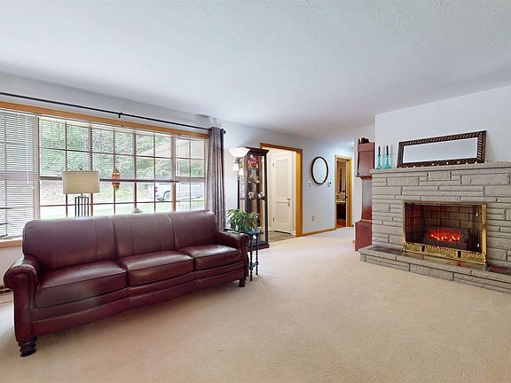 2nd image of 902 Henry Dr