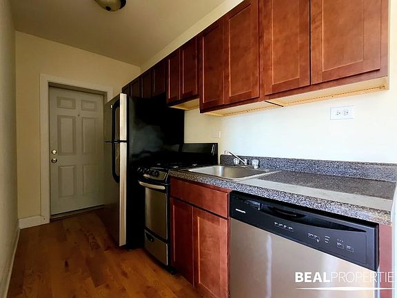 4th image of 953 W Cornelia Ave APT 2C