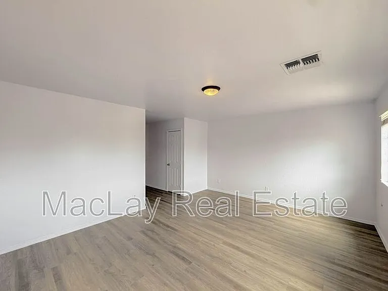 5216 W Albeniz Pl — Photo 8