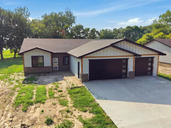12999 Willowood Dr, Aberdeen, SD 57401