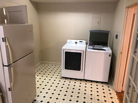 2nd image of 1017 W 2nd St APT 1