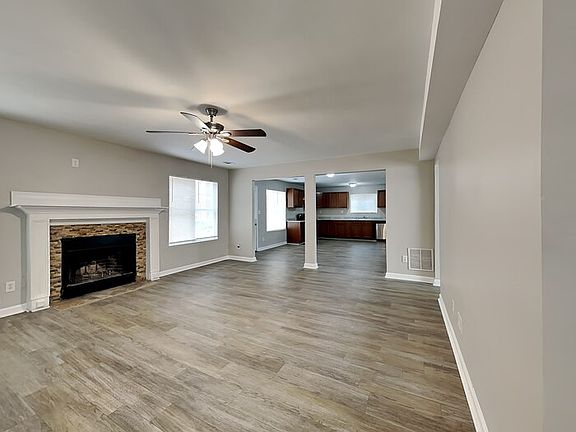 2nd image of 3547 Oakshire Way SE